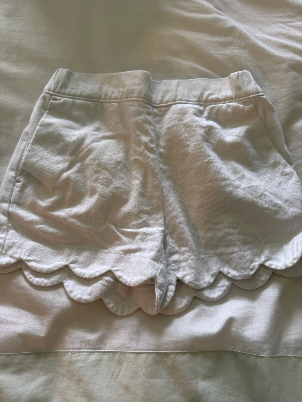 Girl’s White Scallop Hem Casual Shorts